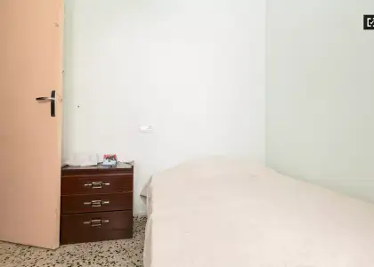 Acogedora habitación con armario independiente en un apartamento de 3 dormitorios, Albaicín en Granada
