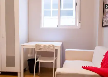 Cómoda habitación con cómoda en piso compartido, Ciutat Vella en Valencia