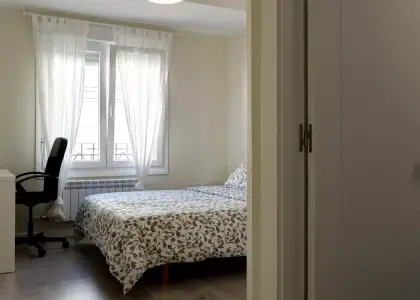Habitación en piso compartido de 3 habitaciones en Zaragoza, gastos incluidos, ideal para profesionales y estudiantes, solo mujeres. en Zaragoza