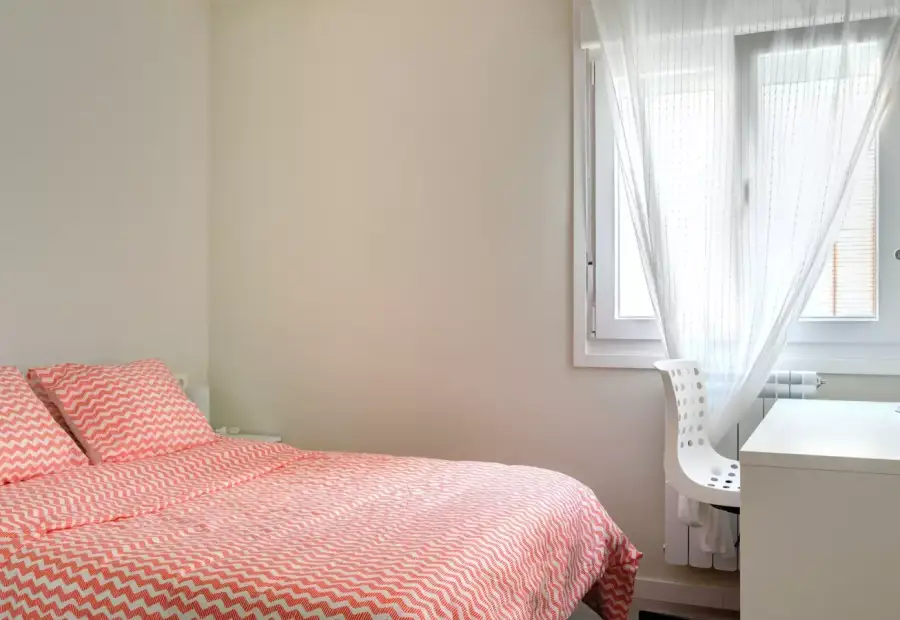 Habitación en piso compartido de 3 habitaciones en Zaragoza, gastos incluidos, ideal para profesionales y estudiantes, solo mujeres. en Zaragoza