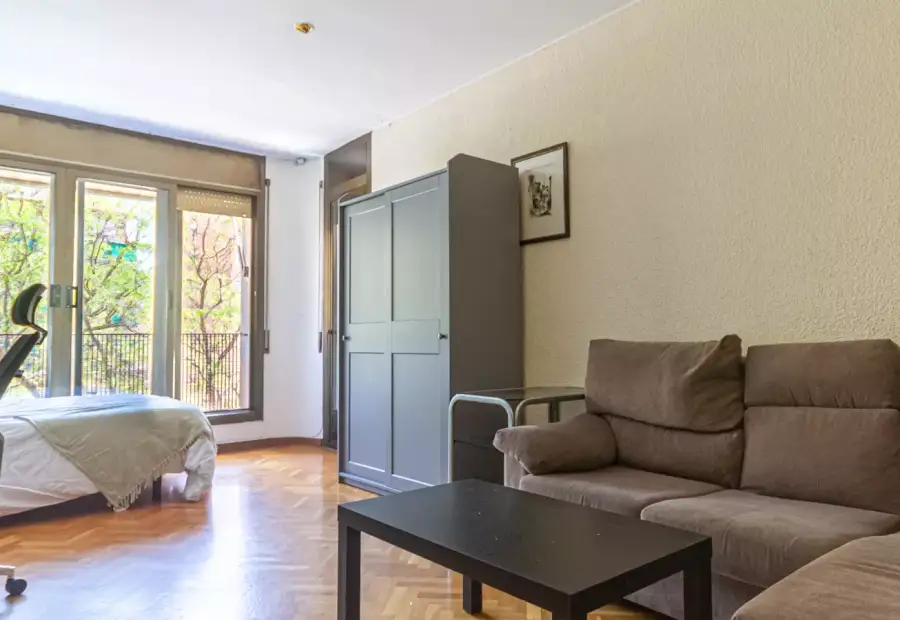 Habitación en piso compartido de 4 habitaciones en alquiler en Sants en Barcelona