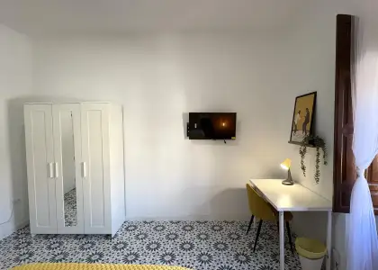 Habitación en piso compartido de 6 habitaciones en alquiler en Albaycín perfecta para chicas, profesionales y estudiantes en Granada
