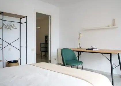 Habitación en piso compartido de 6 habitaciones en alquiler en Alicante, perfecta para profesionales y estudiantes. en Alicante (Alacant)