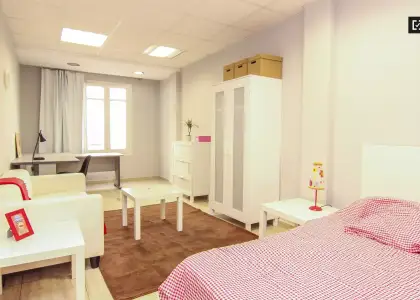 Habitación en piso compartido de 6 habitaciones en Sant Francesc, gastos incluidos, solo para profesionales y estudiantes. en Valencia