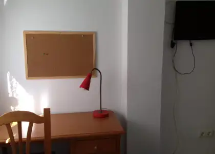 Habitación en un apartamento compartido de 8 habitaciones en Cruz del Humilladero. Se admiten parejas. en Málaga
