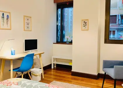 Habitación en un piso compartido de 4 habitaciones en alquiler en Indautxu, todos los gastos incluidos. en Bilbao