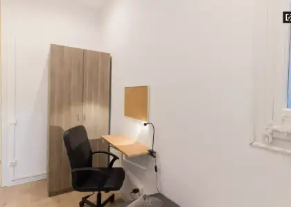 Habitación en un piso compartido de 7 dormitorios en alquiler en Sants, gastos incluidos. en Barcelona