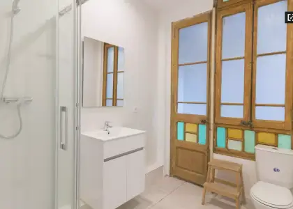Habitación en un piso compartido de 7 dormitorios en alquiler en Sants, gastos incluidos. en Barcelona