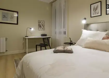 Habitación en un piso compartido de 8 habitaciones en Abando, con todos los gastos incluidos, ideal para profesionales y estudiantes. en Bilbao