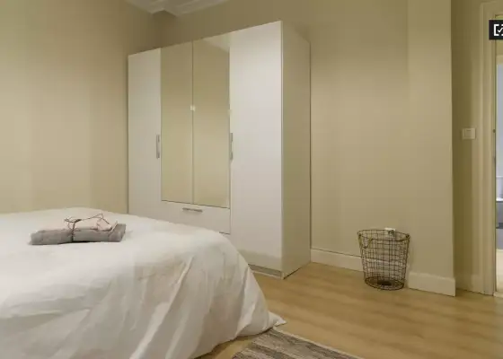 Habitación en un piso compartido de 8 habitaciones en Abando, con todos los gastos incluidos, ideal para profesionales y estudiantes. en Bilbao