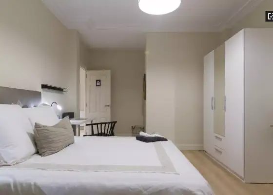 Habitación en un piso compartido de 8 habitaciones en Abando, con todos los gastos incluidos, ideal para profesionales y estudiantes. en Bilbao