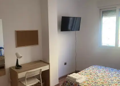 Se alquila habitación en piso compartido de 3 habitaciones en Cruz del Humilladero, gastos incluidos, solo chicas en Málaga