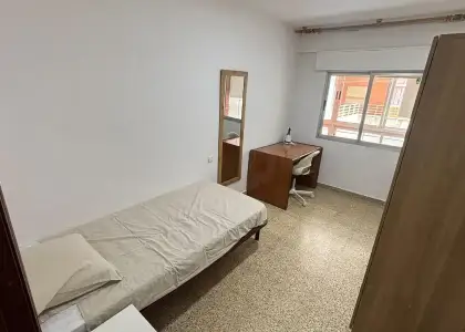 Se alquila habitación en piso compartido de 5 habitaciones en Camino de Ronda en Granada