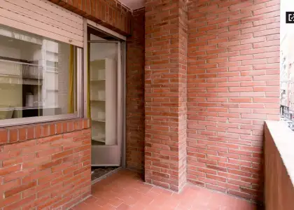 Se alquila habitación en piso compartido de 5 habitaciones en Camino de Ronda, Granada. en Granada
