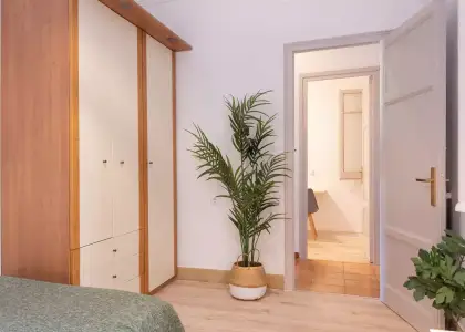 Se alquila habitación en piso de 6 habitaciones en Barcelona en Barcelona