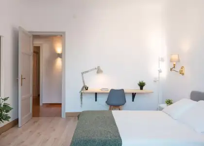 Se alquila habitación en piso de 6 habitaciones en Barcelona en Barcelona