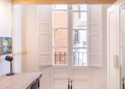 Se alquila habitación en piso de 8 habitaciones en Granada en Granada